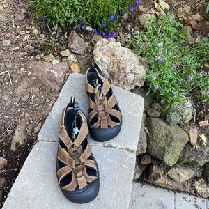 Keen’s boys Sandal brown size 7.5 US